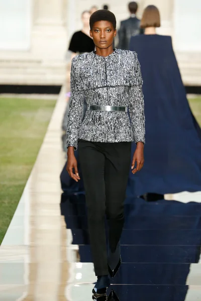 Look 16